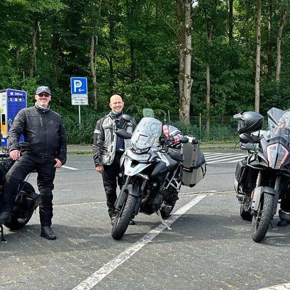 Motorräder und Reisende auf der Tour 2023